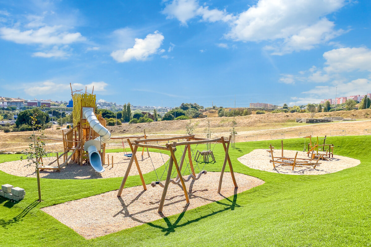 Openbare speelvoorzieningen - eibe speeltuin in een verzorgde groene omgeving midden in de stad.