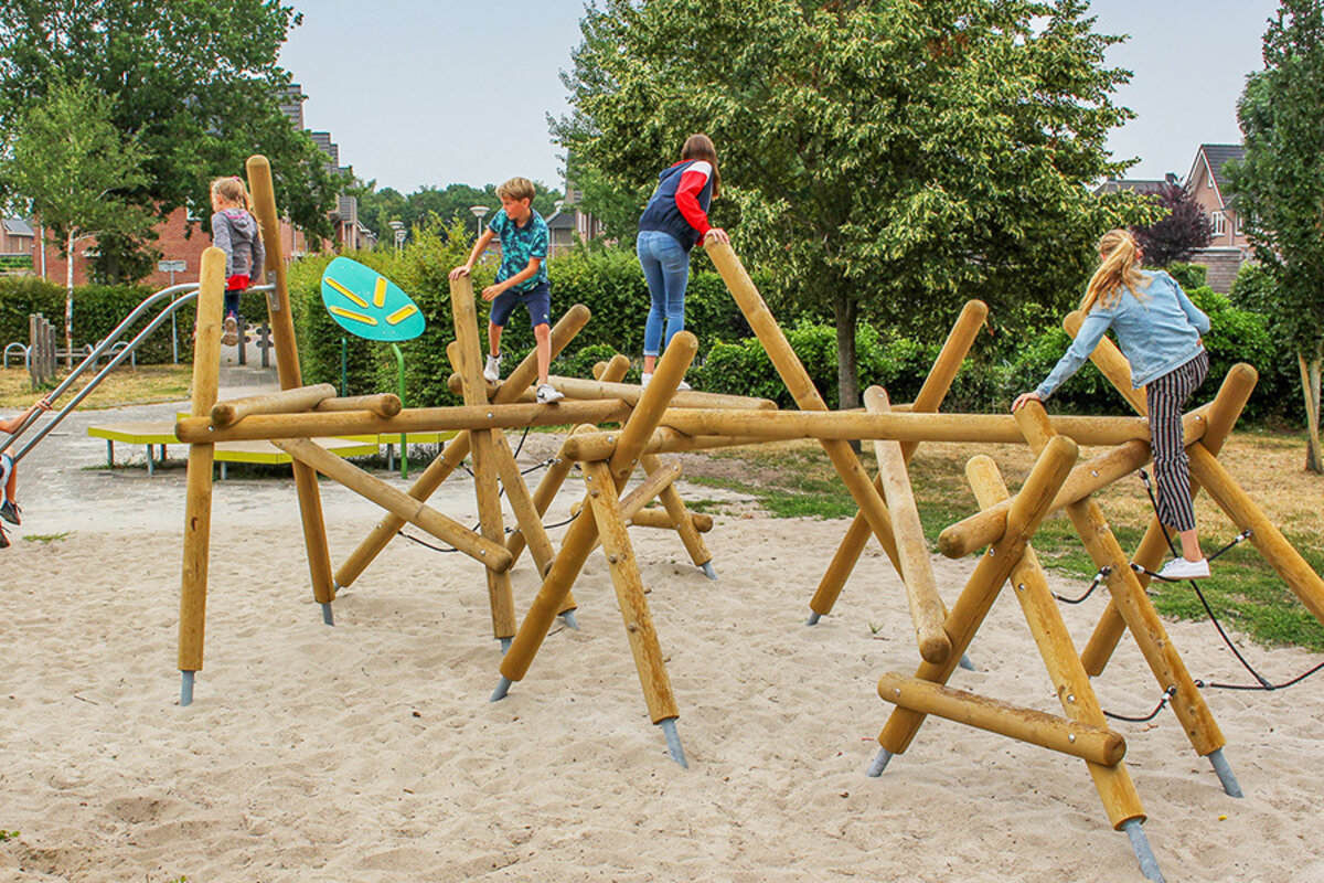 Schoolspeelplaats planning - jongeren klimmen in eibe speeltoestellen op hun schoolspeelplaats.