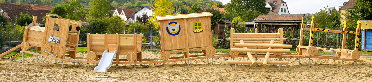 Speeltoestel voor kinderopvang van eibe - speeltoestel in de vorm van een houten spoorweg op een kinderopvangterrein.